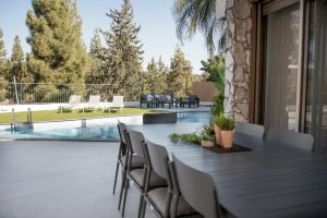 מערכת שמע לחצר ולבריכה: כך מתכננים צליל אחיד ונעים